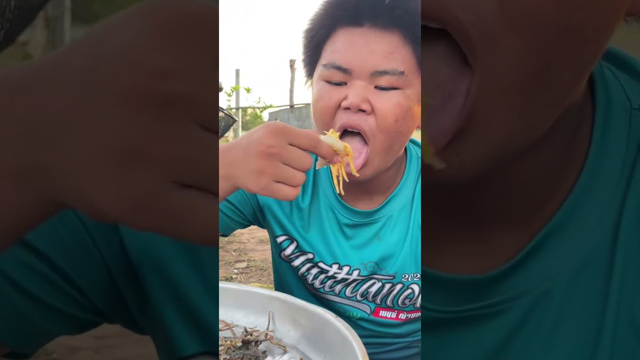 กินอยู่กับผู้สาวดีๆจักไผมาแต่ไส่ #mukbang #comedyshorts #comedyvideos #funnyjoker #funnyquotes #eat