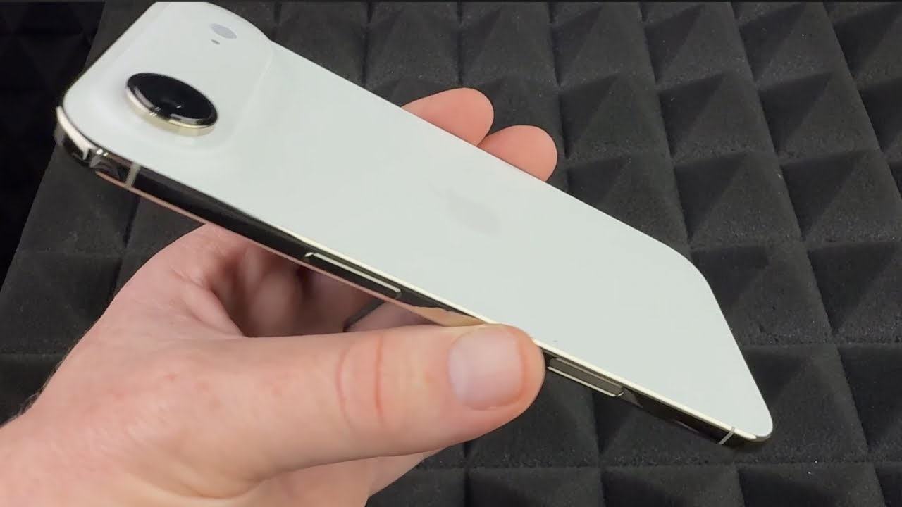 Распаковка iPhone Air 256 ГБ светло-золотистого цвета