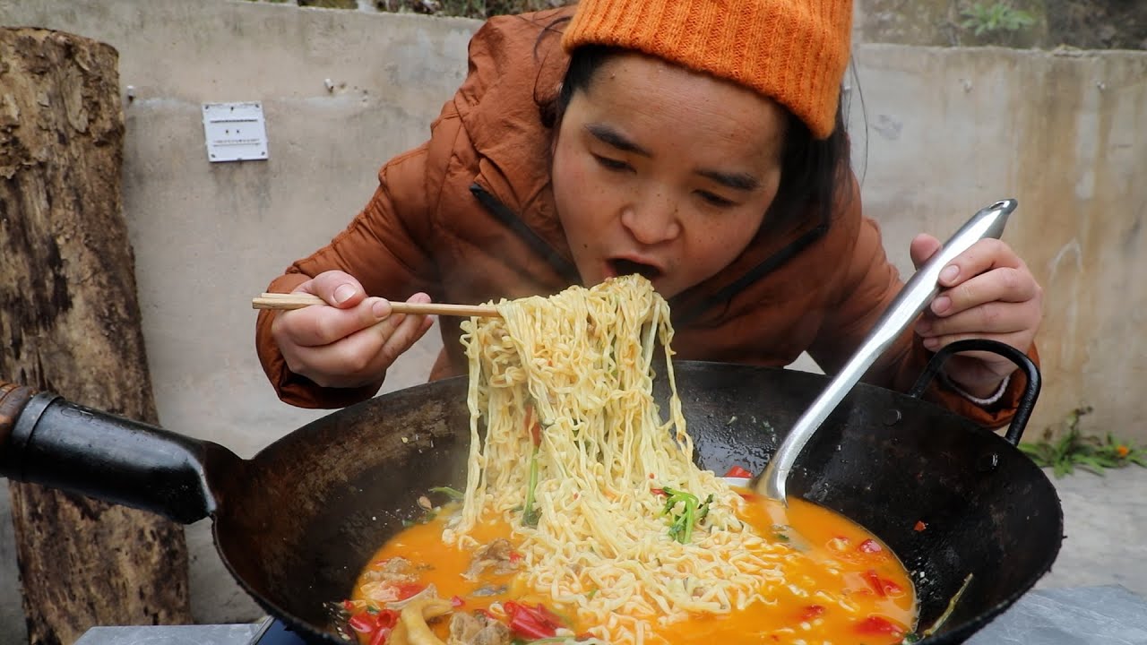 苗大姐半个月洗一次澡，碗都没水洗，煮一锅王八面直接整锅吃【苗阿朵美食】