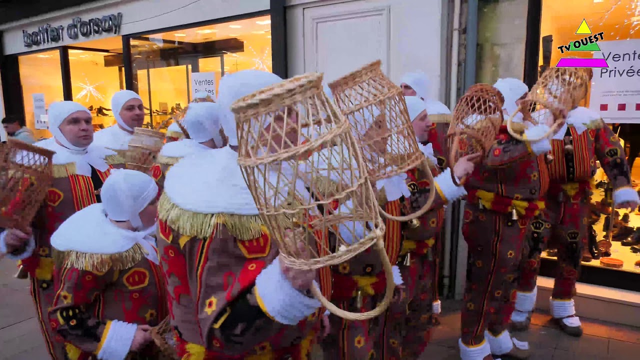 les Gilles dans les rues  du centre  ville de  SAINTES