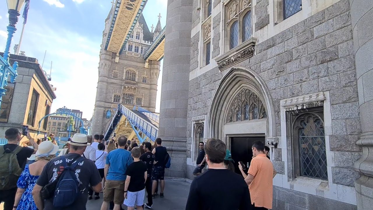 Rzadki widok w Londynie - Tower Bridge się podnosi  (English is available 😊)