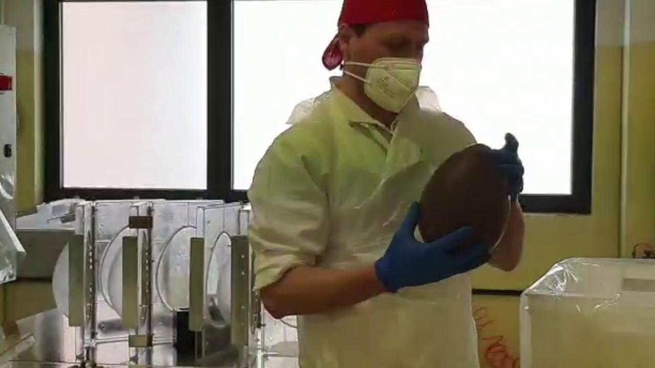 Nella fabbrica di cioccolato dove nascono le uova di Pasqua