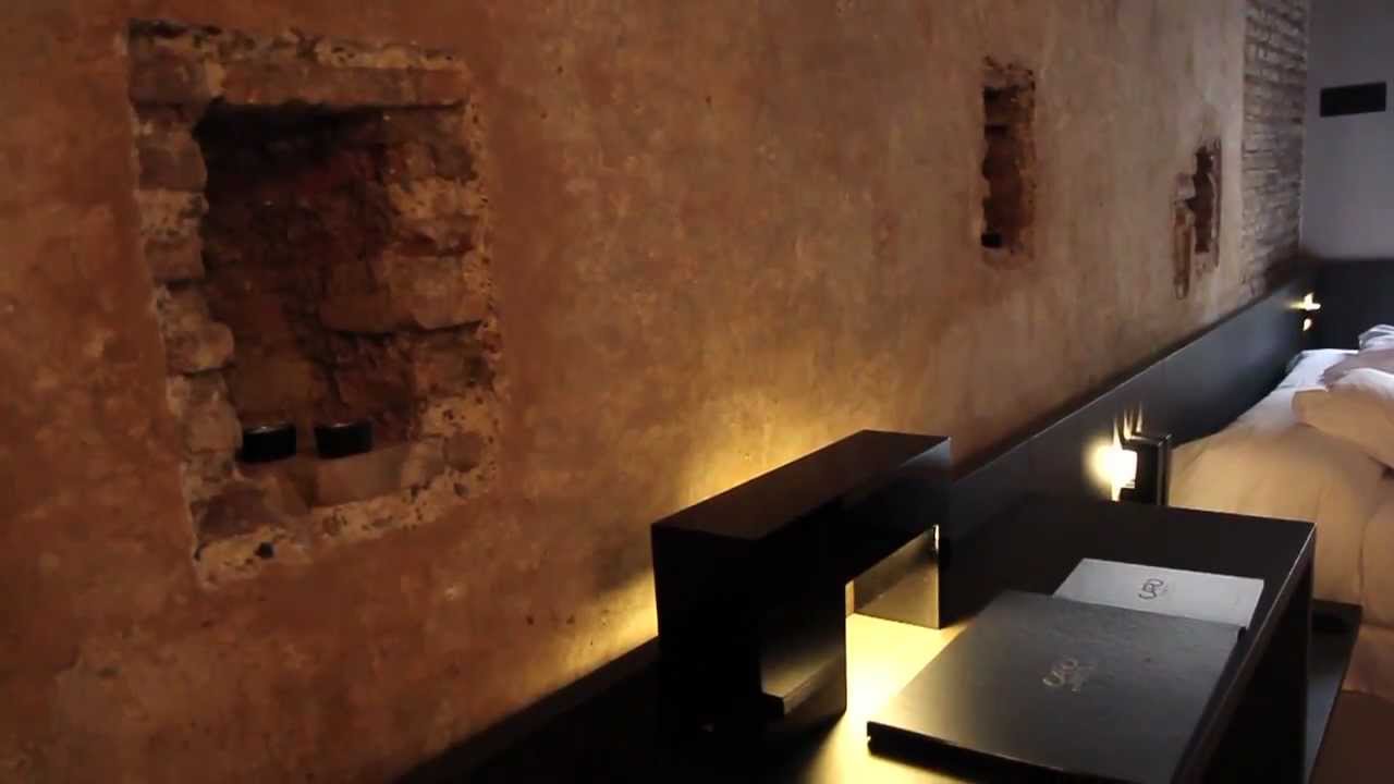 Hotspot 31 - City wall and the Arabic archway, the entrance to Valencia / Caro Hotel (VLC, Spain)