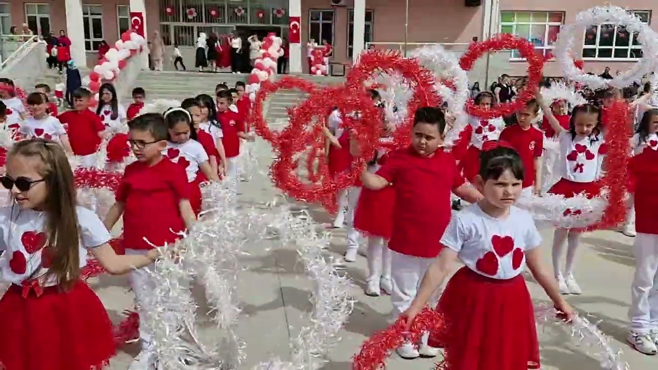 23 Nisan 2024 2-A / 2-E Sınıfları Hulahoplu Müzik Gösterisi
