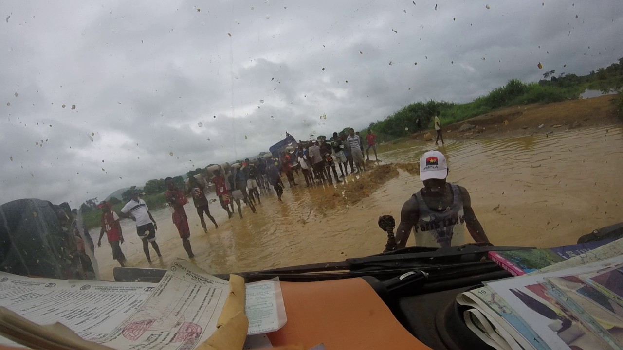 DRC-Angola bordercrossing Benz 508