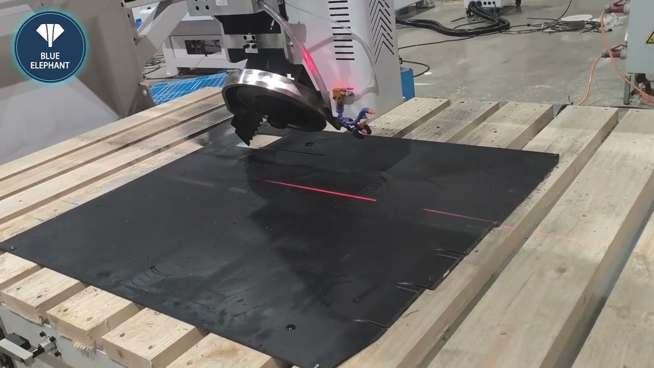 Blue elephant 4+1 axis bridge saw with camera for our Syria agent SD260123 （2）