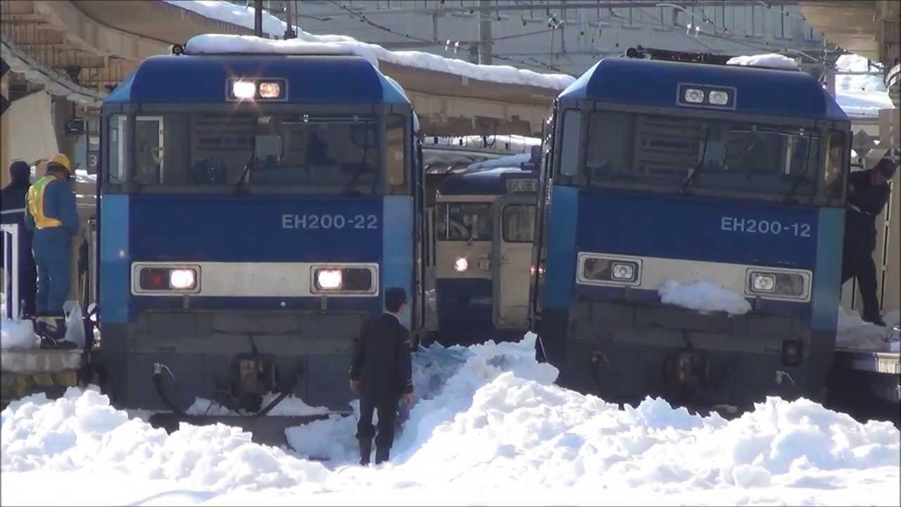 山梨市駅では人海戦術による除雪作業、EH200-22 上り試単発車