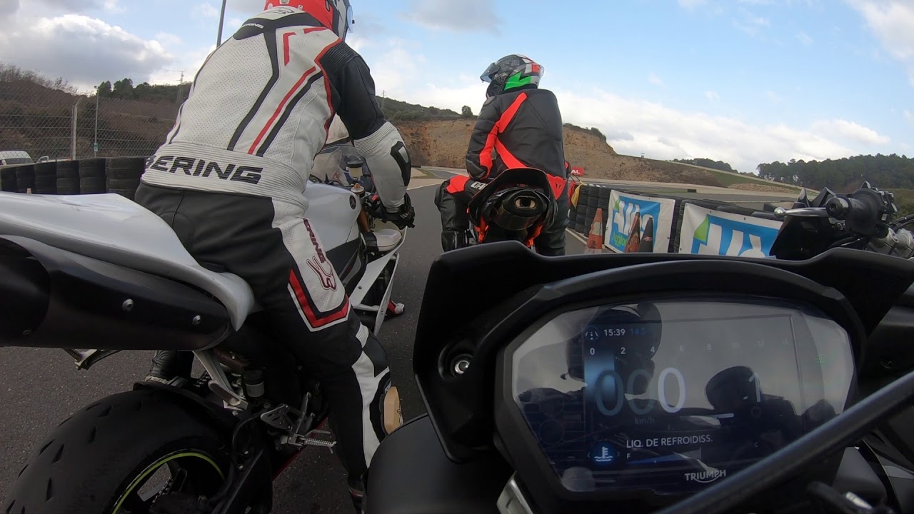 Triumph Street Triple 765 RS vs MT10 ON TRACK ! // PURE SOUND // stock exhaust // 🥰🥵