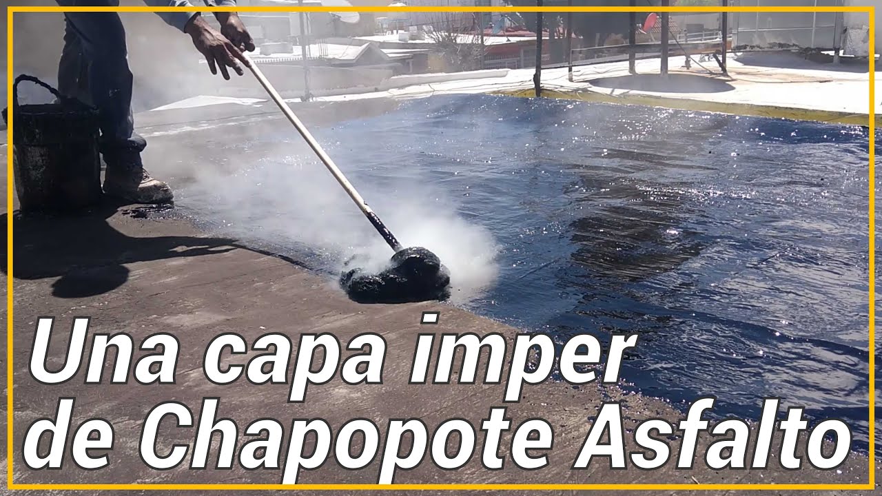 Aplicando una capa de Impermeabilizante Chapopote Asfalto
