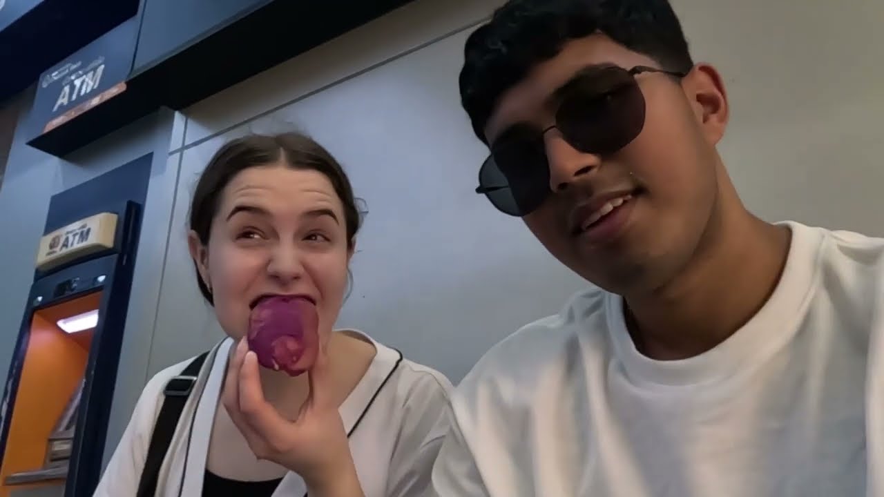 BANGKOK VLOG- Lumphini Park- Huge monitor lizard and £1 Pad Thai