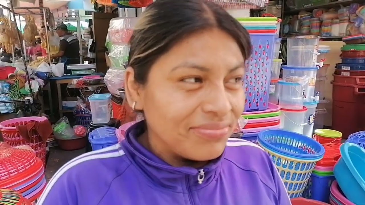 lobo de luna vicitando mercado la hermelinda, Trujillo
