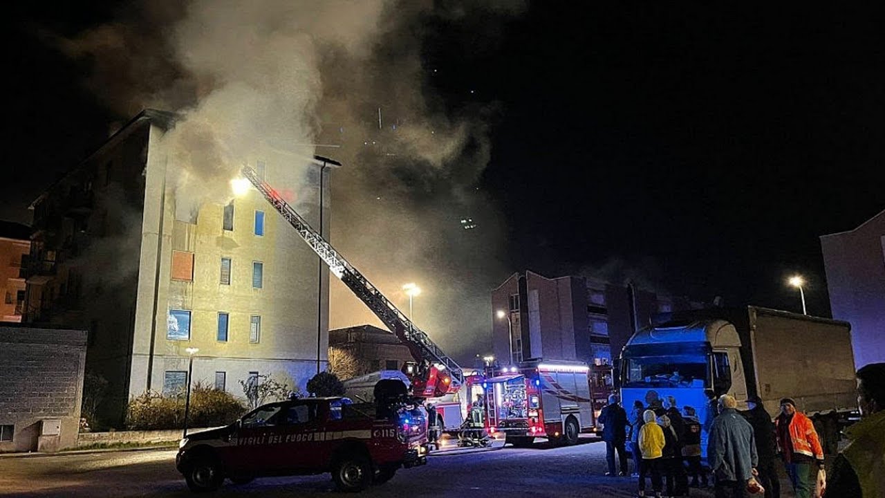 [INCENDIO APPARTAMENTO] aps actros+ranger +arrivo as e aps vigili del fuoco Alessandria in sirena