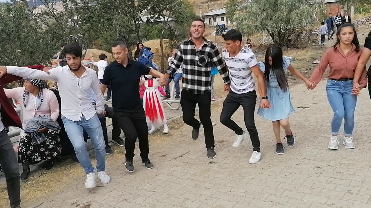 Erzurum Şenkaya Yanıkkaval köyü ve Hanımkomu gençleri özlenen halayı.