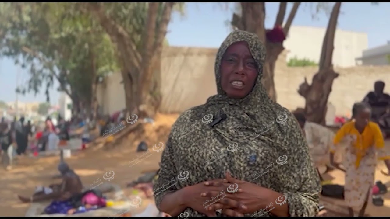 لاجئين سودانيين يفترشون الأرض أمام مفوضية اللاجئين بطرابلس. LCNA