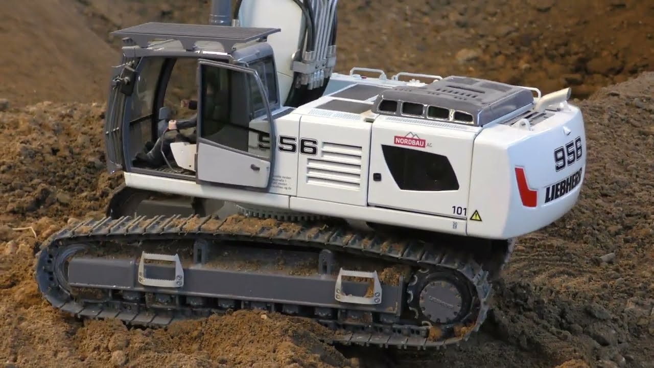Liebherr 956 fills Telestack HF 520