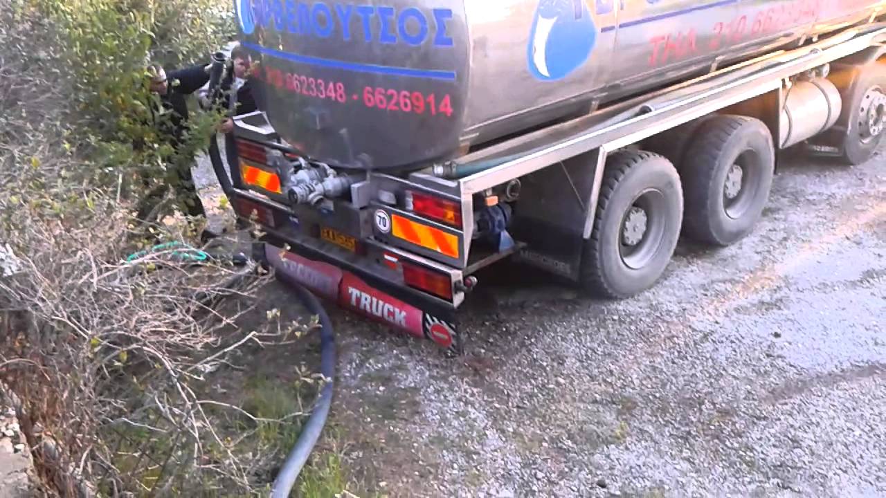 Βυτιοφόρο γεμίζει τη δεξαμενή στα Άνω Βριλήσσια