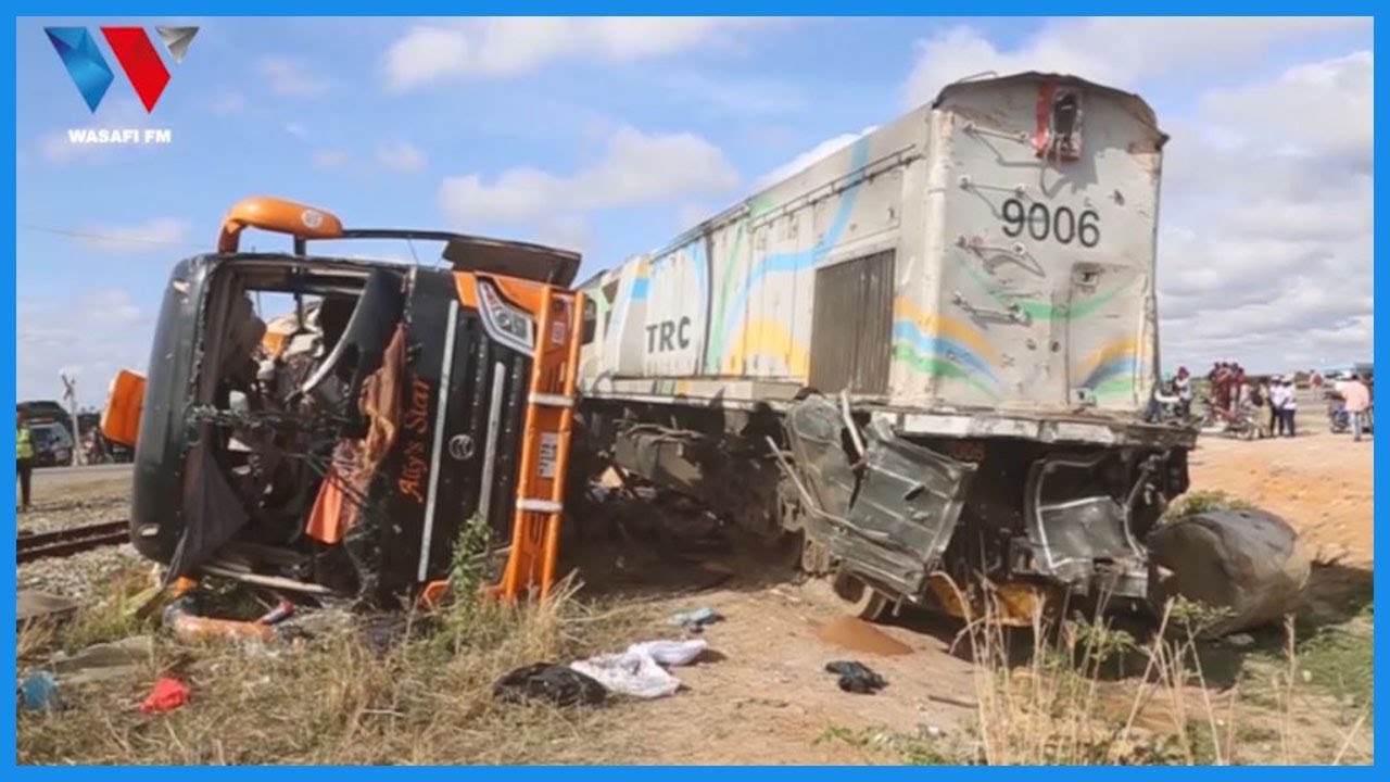 AJALI YA BASI LA ALLYS ILIYOUA WATU 13 BAADA YA KUGONGA TRENI, MAJERUHI WAELEZA 