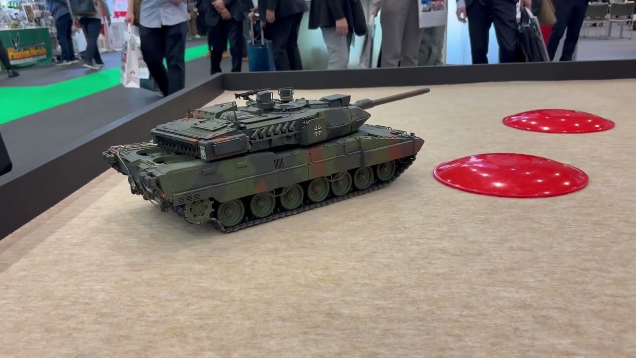 タミヤ「1/16RC ドイツ連邦軍主力戦車 レオパルト2 A7V」、ホビーショーに響き渡るエンジン音と砲声！