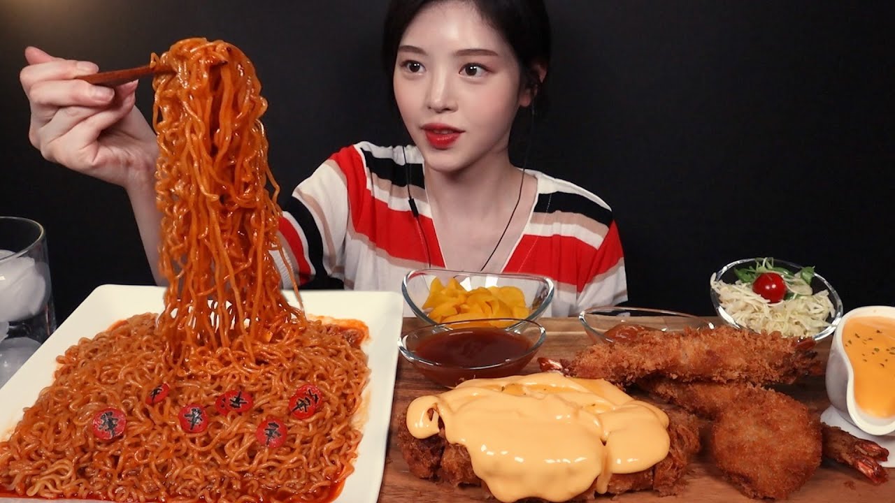 SUB)신메뉴 신라면 볶음면에 체다치즈 돈까스 먹방!(ft.왕새우튀김&고로케) Shin Ramyeon Fried Noodles Mukbang Asmr