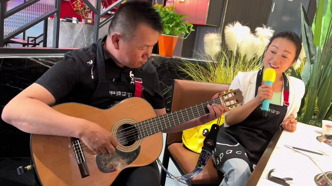 上次发的《苹果香》很多朋友都说鬼妹调起高了，大家评论一下这个 #吉他🎸 #新疆神曲苹果香 #翻唱#吉他教学#拇指吉他