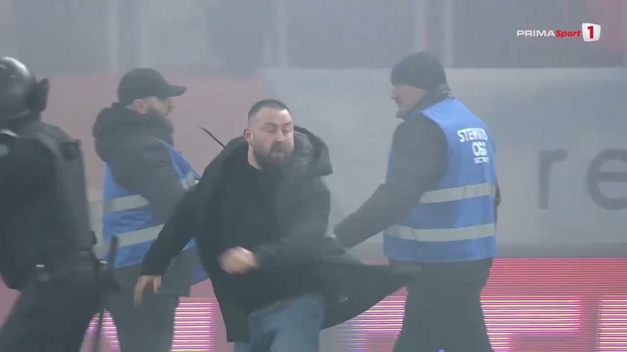 Imagini ULUITOARE. Fanii lui Dinamo şi ai UTA-ei S-AU BĂTUT PE TEREN. Startul a fost amânat