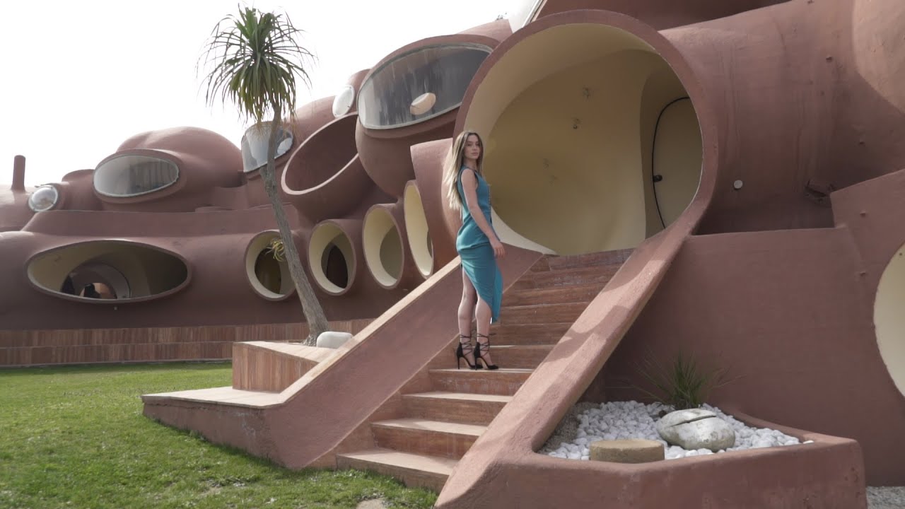 Shooting Influence magazine at Palais Bulles