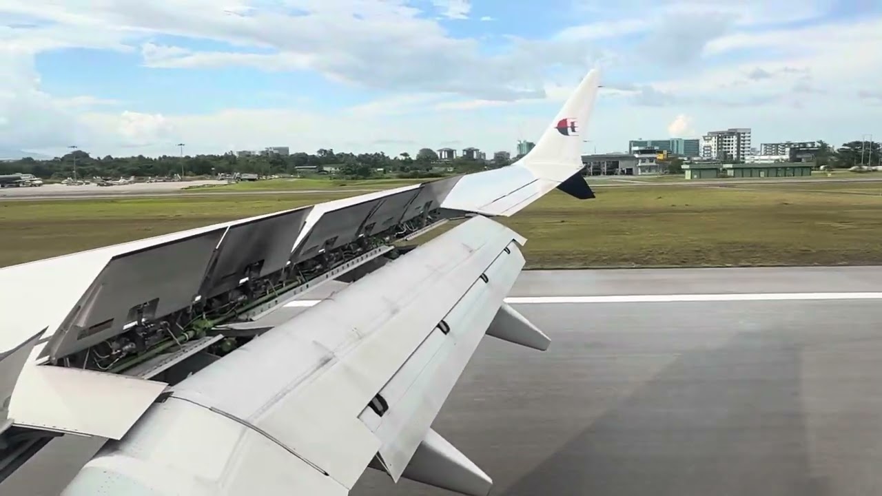 Kuching Airport: Landing