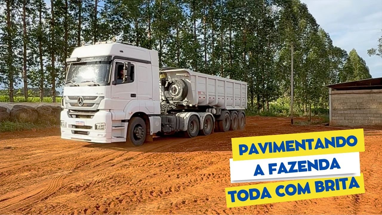 Vou pavimentar a fazenda toda. Descarregando e espalhando a brita na estrada.