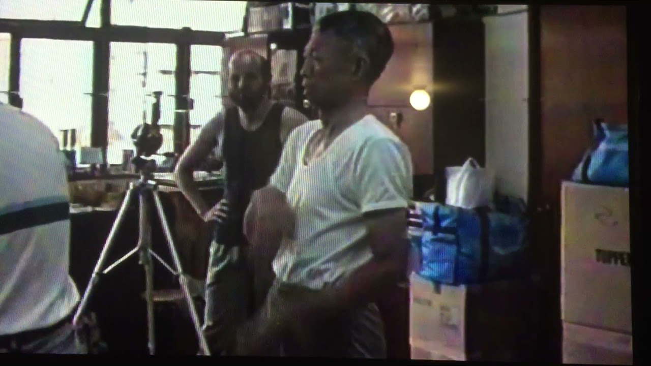 Wing Chun Traing - Grandmaster Chu Shong Tin - counter to back fist