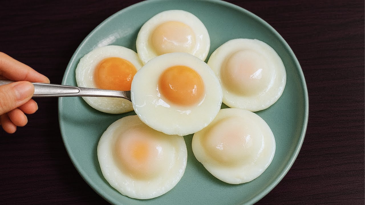 Stop frying eggs all the time !  Here's how to make perfect poached eggs for beginners