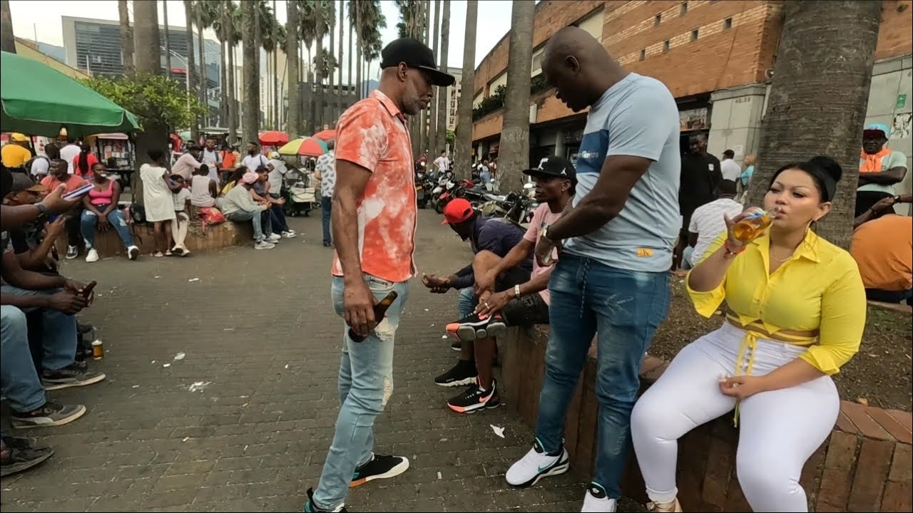 🇨🇴 STREET SCENE IN EL CENTRO MEDELLIN, COLOMBIA
