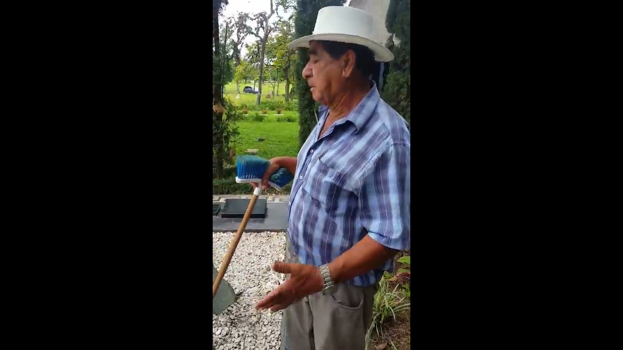 El Senor que limpia la tumba de pablo escobar y sabe de la familia