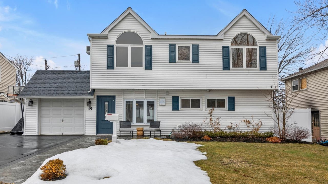 49 Downhill Ln, Wantagh, NY