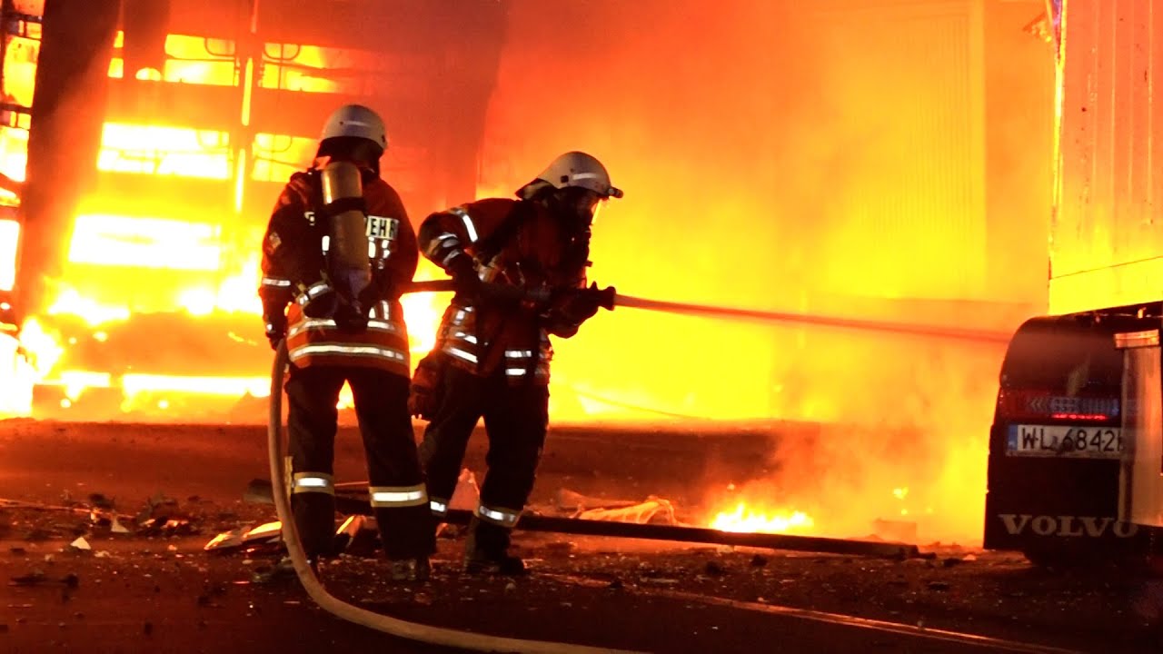 [ 3 LKW in Vollbrand] LKW gehen nach Unfall in Flammen auf - Flammenmeer auf Autobahn 2 Braunschweig