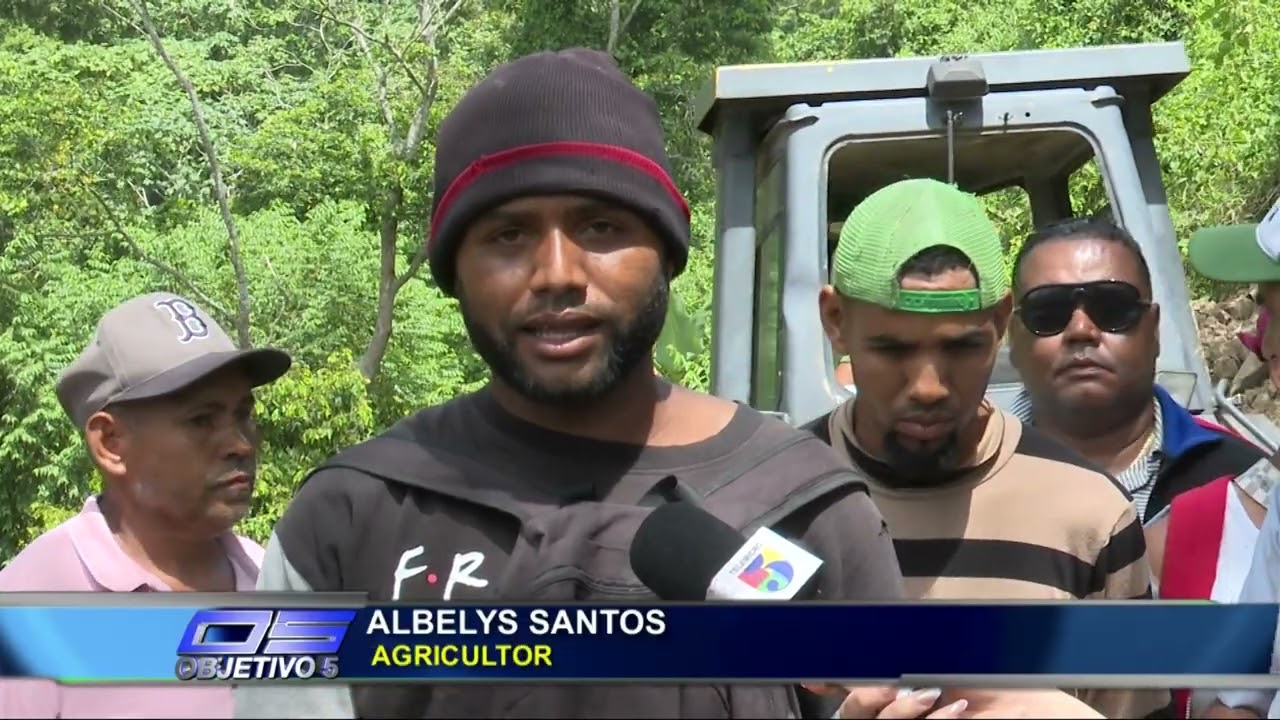 “Agricultores de Azua construyen carreteras a pico y pala ante abandono del Gobierno | Objetivo 5”