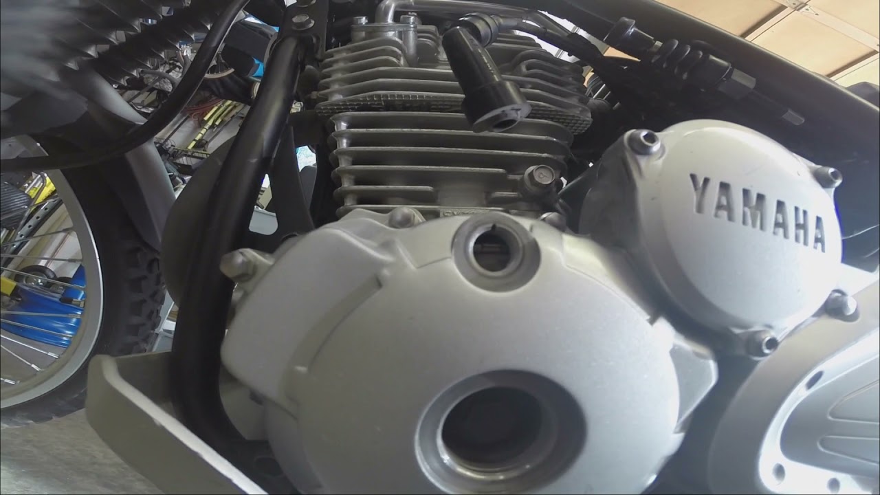 Setting the engine to Top Dead Center for adjusting the valve clearance. Yamaha XT-250.