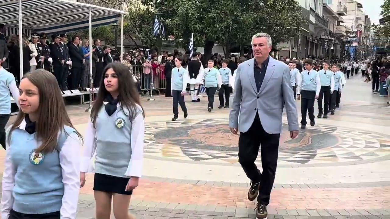 25-3-2025: Αποσπάσματα από την μεγάλη μαθητική παρέλαση στο Αγρίνιο