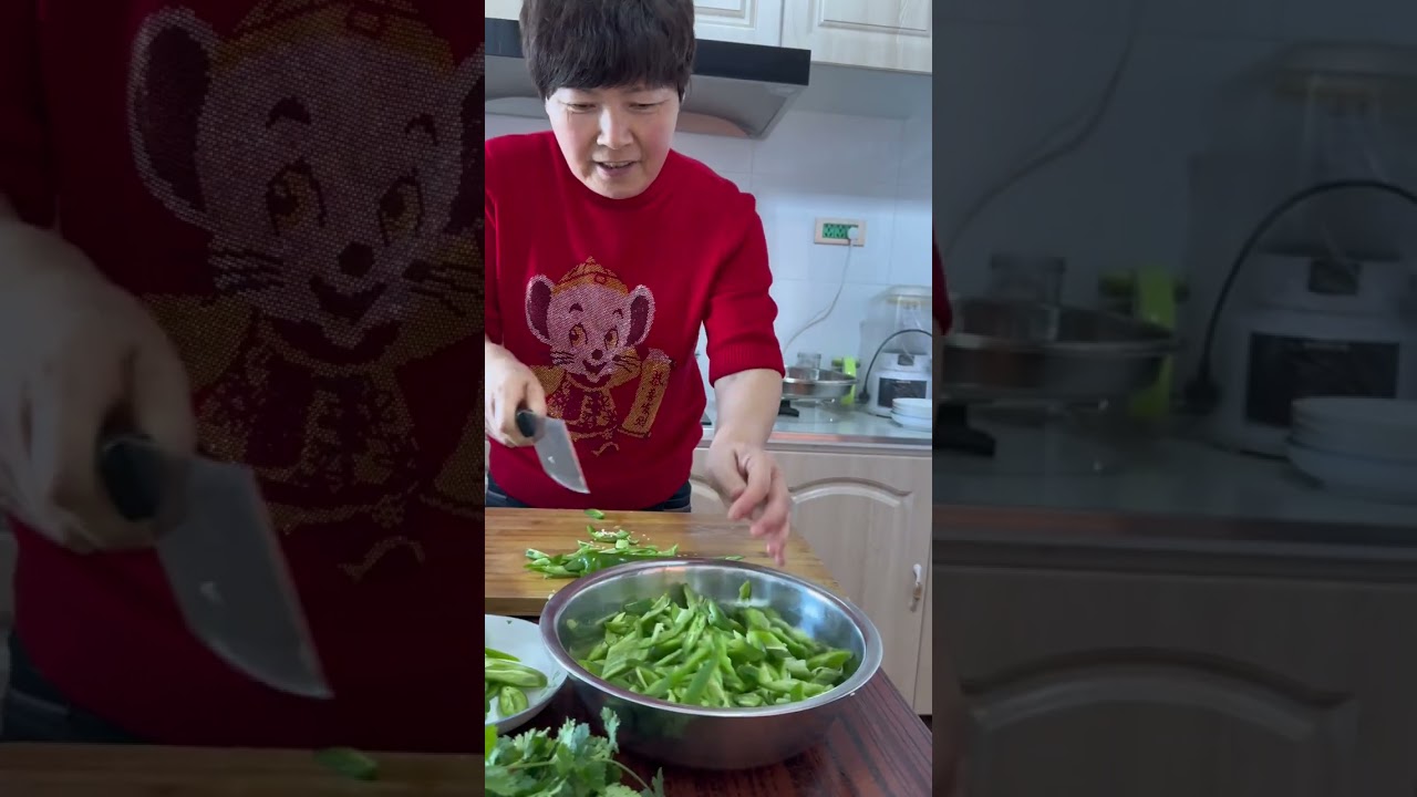 腊月里村里越来越热闹了，今天请邻里乡亲一起吃饭，二十多人感觉有种过年的气氛。#东北猫冬生活 #春节将至年味渐浓 #我们一家的平淡生活 #东北农村生活 #带大家了解东北日常生活