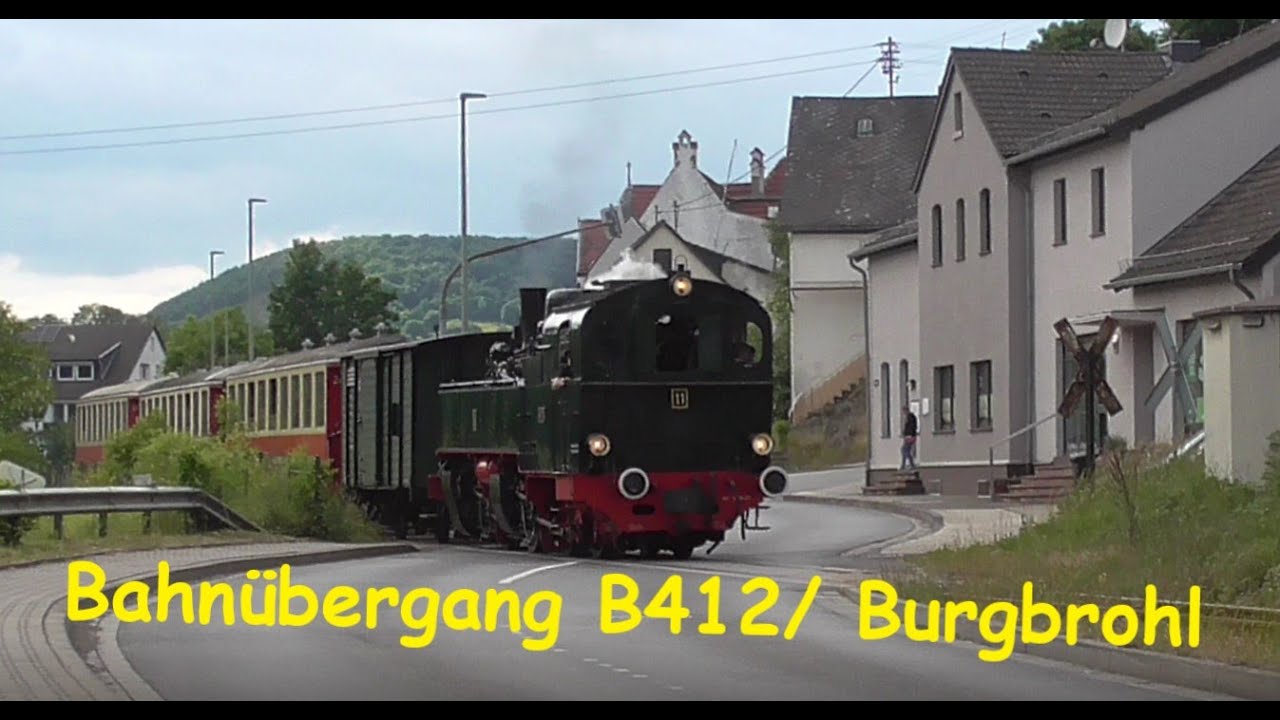 Touristenzug auf der Brohltahlbahn | Dampflok mit Epoche II Wagen | Bahnübergang Burgbrohl