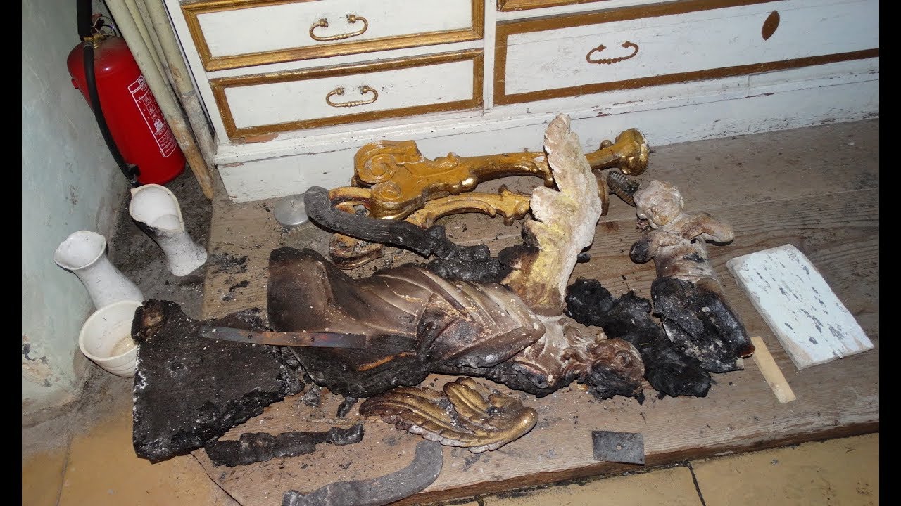 Oltártűz a perbáli katolikus templomban
