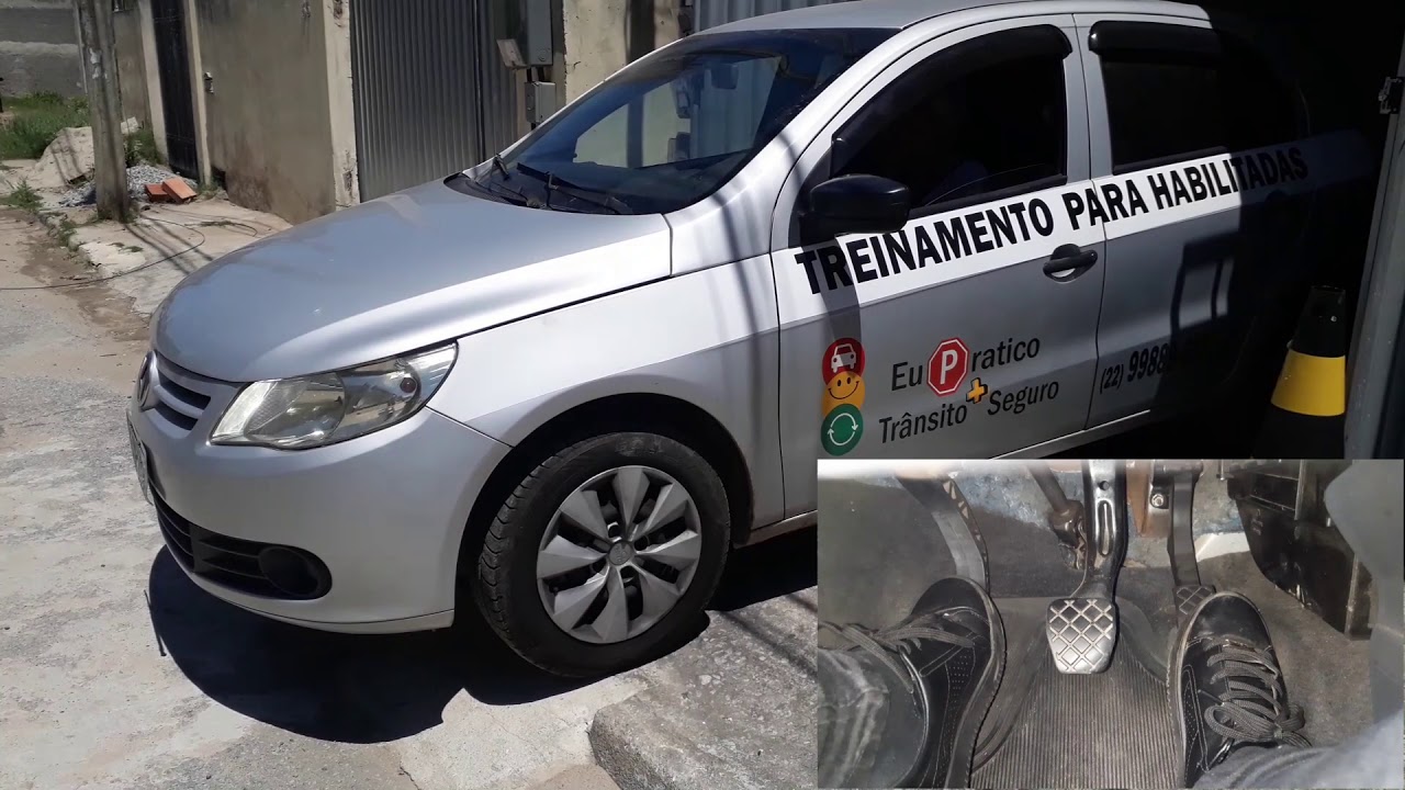 Controle de embreagem na entrada de garagem de ré na rampa