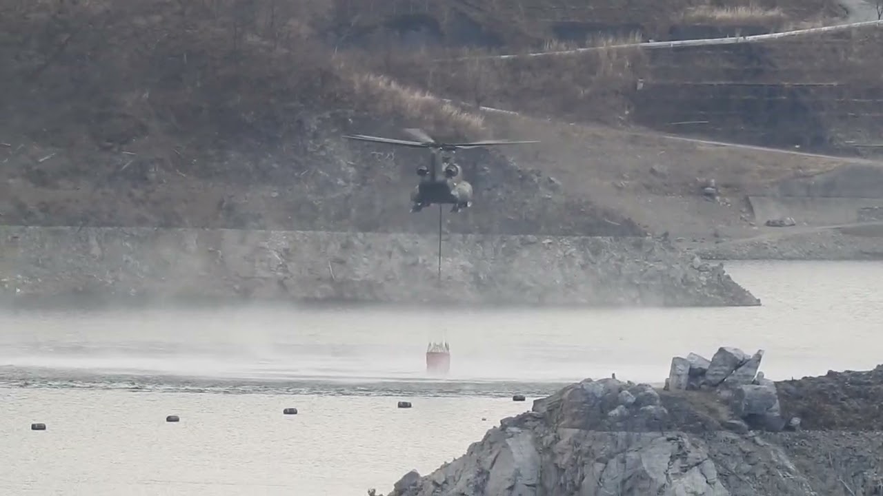 埼玉県秩父市、浦山の林野火災の自衛隊機による消火活動の様子です。
