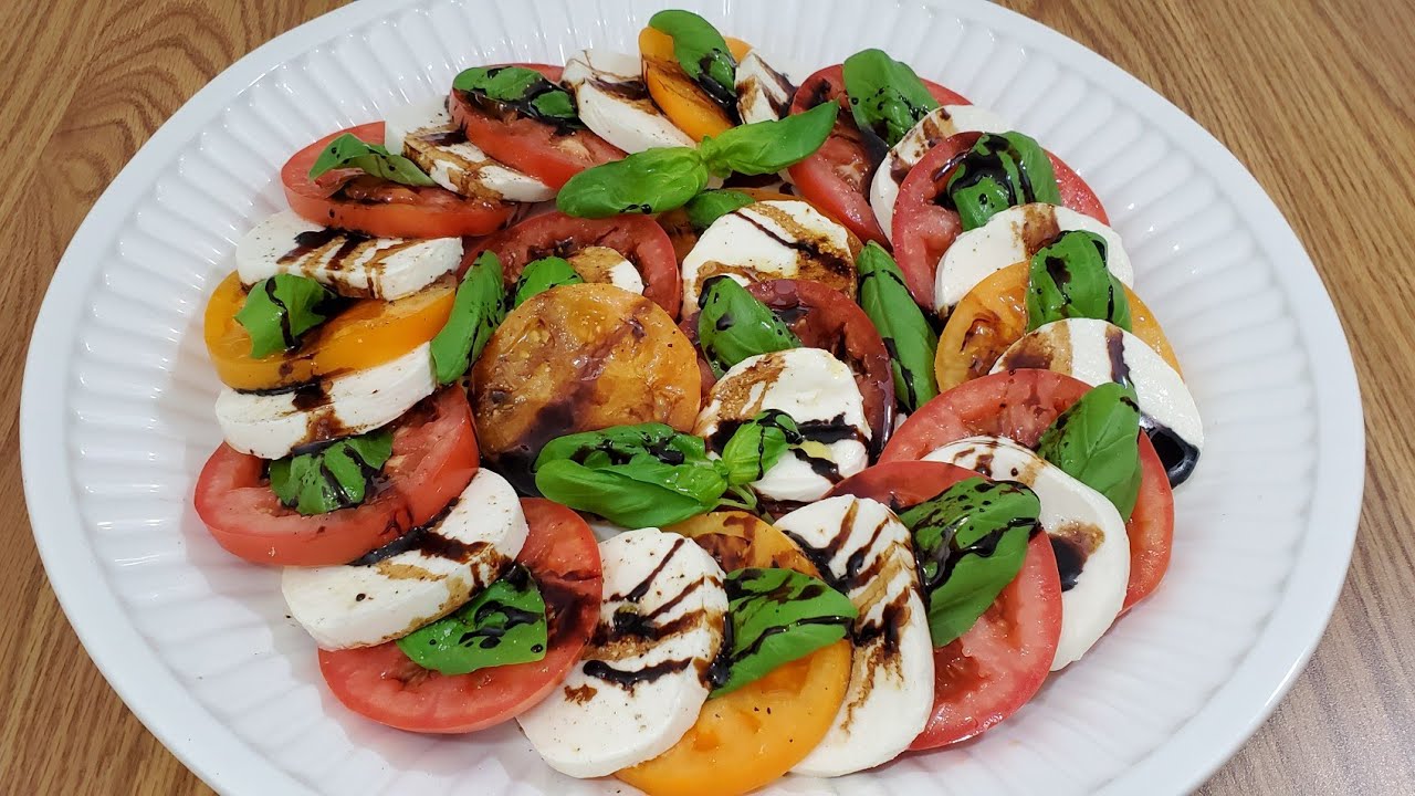 طريقة سلطة البندورة مع جبنة الموزاريلا الطازجة   Easy caprese salad with balsamic glaze