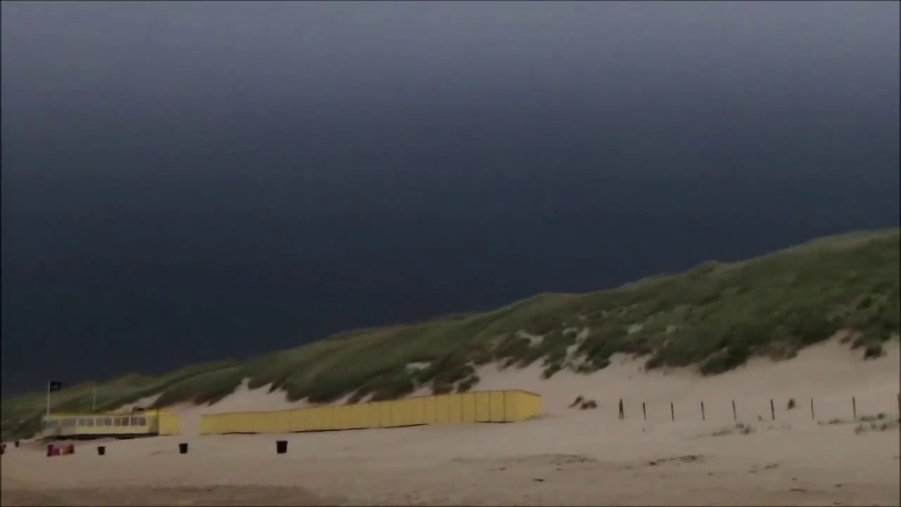 Zwaar weer maandagochtend 29 mei Egmond Binnen