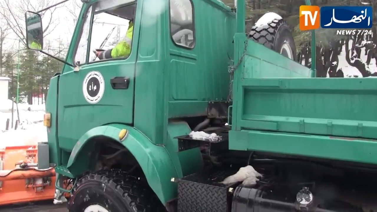 البويرة: تواصل الجهود لفتح الطرقات المغلقة بسبب تراكم الثلوج