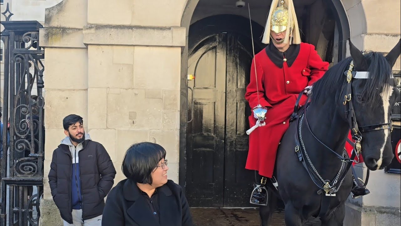 CHINESE ? Tourists keep crossing the line they just don't listen. #kingsguard