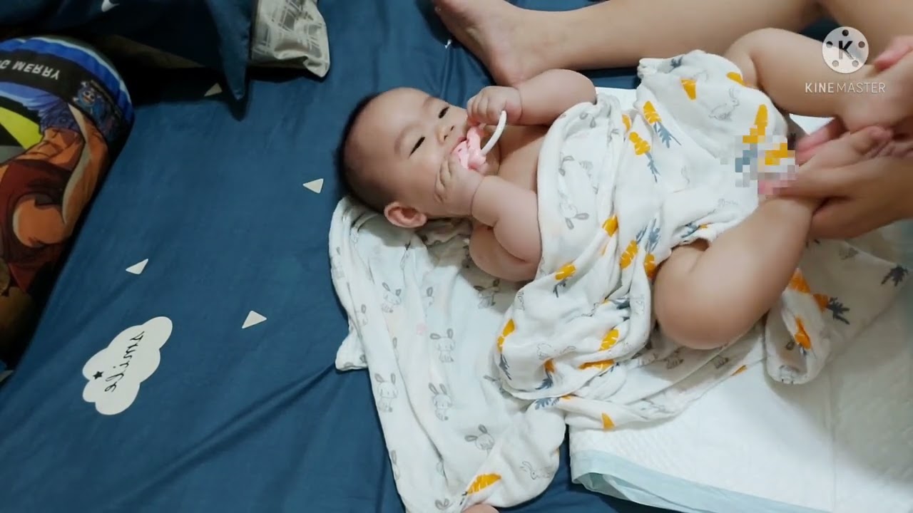 Cách vệ sinh cho trẻ sơ sinh sau khi tắm xong.
