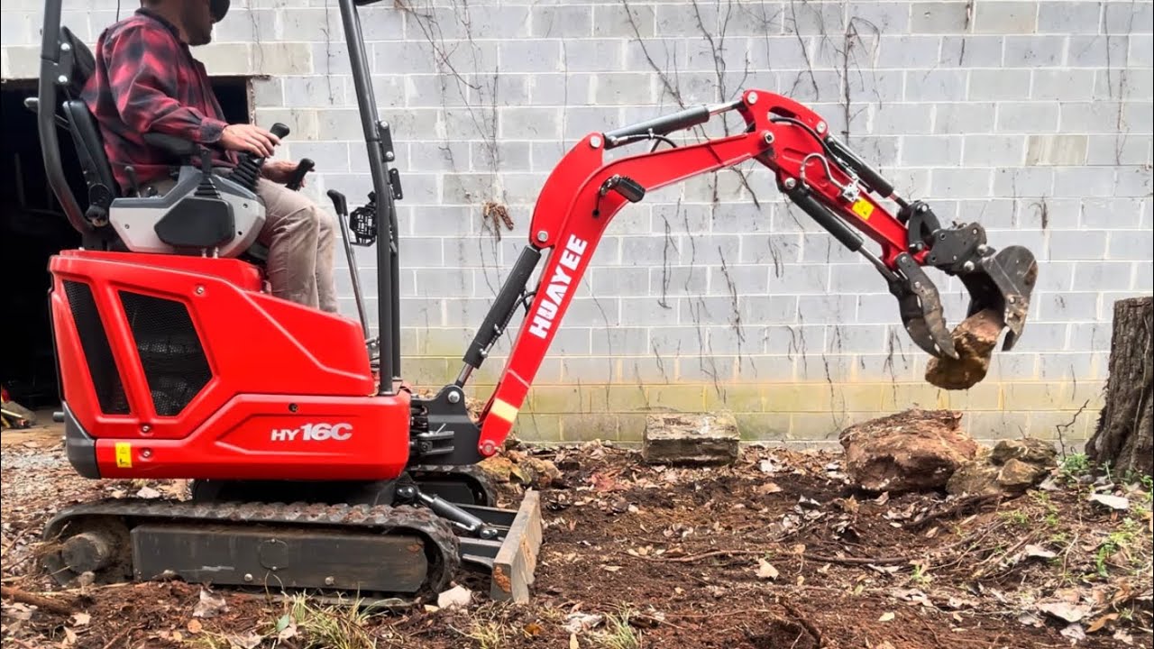 Chinese mini excavator cleaning up RC crawling spot (Huayee HY16C updated)