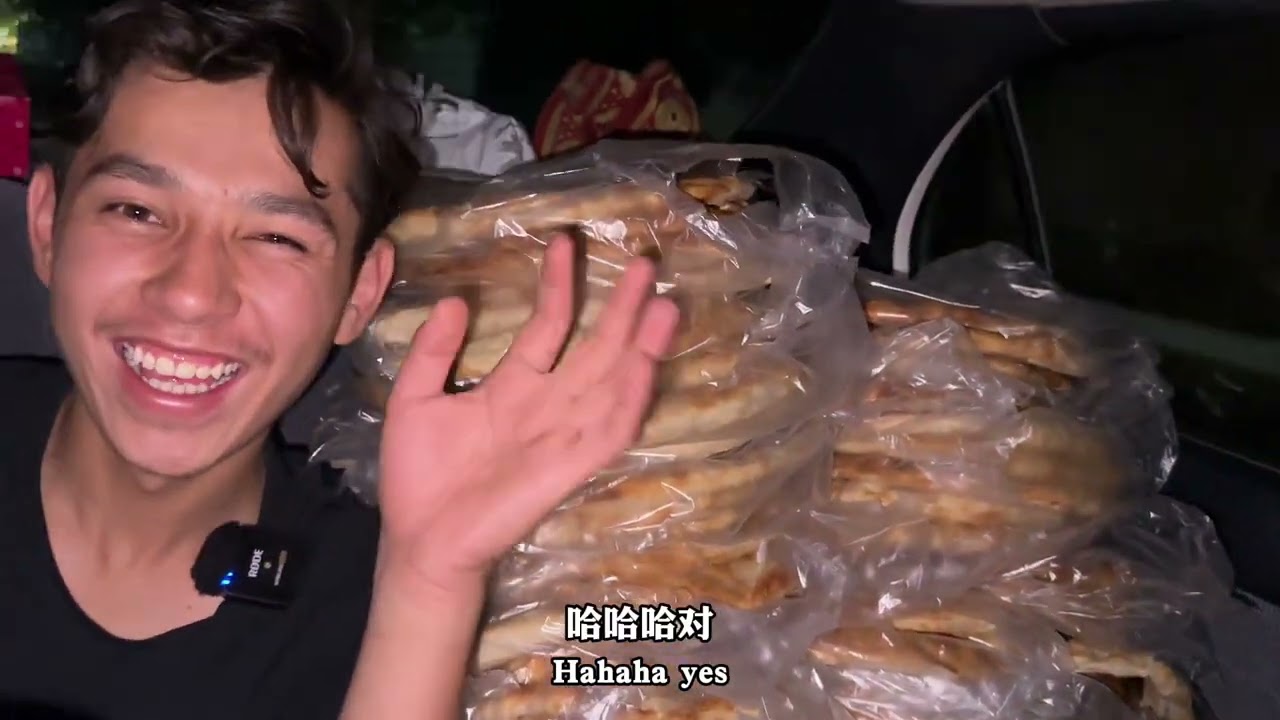 拉上一車馕幫助街頭阿富汗難民,老人知道我是中國人後,激動萬分謝謝中國