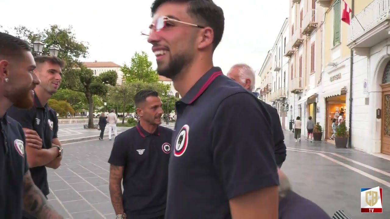 I calciatori del Cb per strada fermano i tifosi: "Abbonatevi, il Lupo ha bisogno di voi"